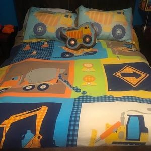 Circo Bedding Set and Room Decor - Lot 1